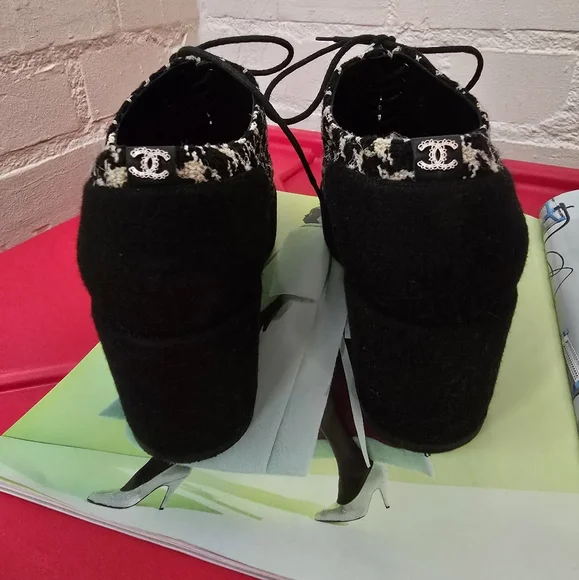 SOLD 💔 Chanel Tweed Lace Up Platform Oxford Shoes - Picture 4 of 17